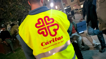 Temporeros atendidos por voluntarios de Cáritas