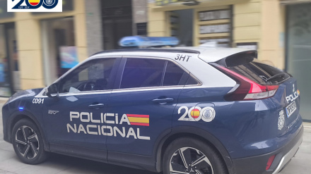 La Policía Nacional a las puertas de un compro oro en Zamora