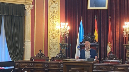 El alcalde de Ourense, Gonzalo Jácome, en el salón de plenos del Concello