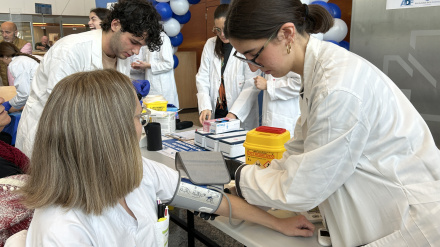 Mesas informativas en el hall del Marcide con controles para detectar diabetes