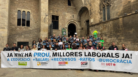 Representantes educativos y profesionales de la educación este viernes por la mañana en la Plaça del Rei de Barcelona