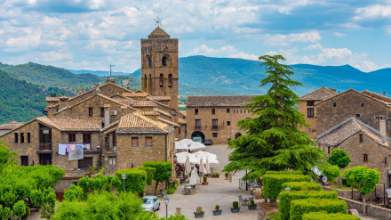 Plaza Mayor en el pueblo español de Aínsa