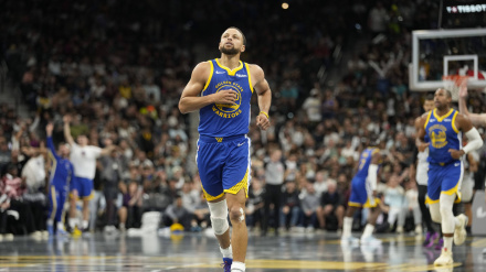 Stephen Curry iguala un récord de Michael Jordan al anotar 49 puntos ante los Spurs.