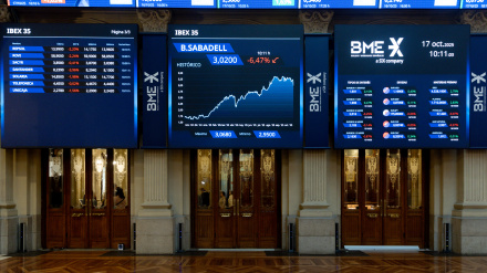(Foto de ARCHIVO)Un panel informativo en el Palacio de la Bolsa de Madrid, a 17 de octubre de 2025, en Madrid (España). Las acciones de BBVA se disparaban un 7% en los primeros compases de la sesión de este viernes, hasta intercambiarse a 16,82 euros, mientras que las de Banco Sabadell caían algo más de un 6,4%, hasta los 3,020 euros por título, tras el fracaso de la oferta pública de adquisición (OPA) impulsada por la entidad presidida por Carlos Torres sobre la firma catalana, operación que únicamente ha obtenido la aceptación del 25,47% de las acciones con derecho a voto.Eduardo Parra / Europa Press17 OCTUBRE 2025;IBEX;BOLSA;OPA;BBVA;SABADELL;17/10/2025