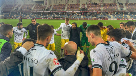Fran Beltrán con sus jugadores tras el empate en Pontevedra