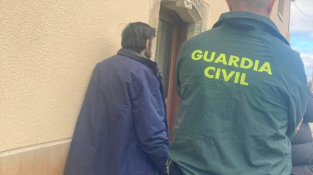 Tomasín, junto a agentes de la Guardia Civil en el momento en el que lo encontraron en un bar-tienda de una localidad tinetense