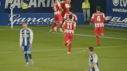 El CD Lugo celebra el empate en El Toralín frente a la afición lucense