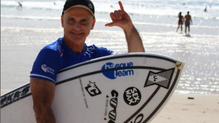 Aitor Francesena haciendo lo que más le gusta, surfear. Foto @aitorfrancesena