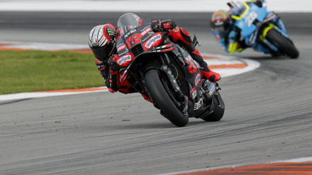 Bezzecchi gana la última carrera en Valencia por delante de Raúl Fernández