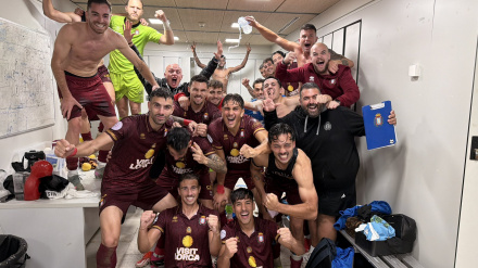 El CF Lorca Deportiva celebra la victoria en el vestuario de Chapin