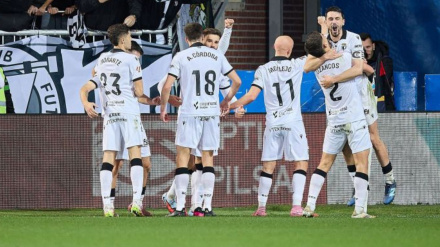 Los futbolistas del Burgos celebran el triunfo contra el Mirandés