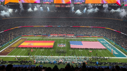 Las banderas gigantes que se han desplegado en el césped del Bernabéu antes del partido.