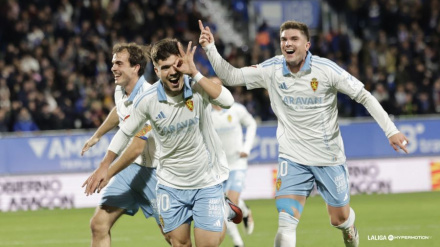 Martín Aguirregabiria celebra el golazo con el que decidió el derbi aragonés
