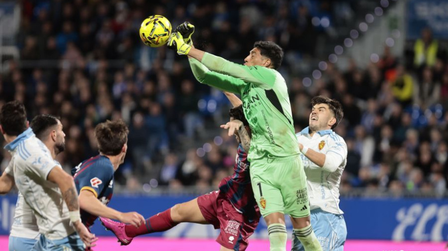El retorno a la titularidad de Andrada bajo los palos fue una de las cinco novedades que presentó el Real Zaragoza