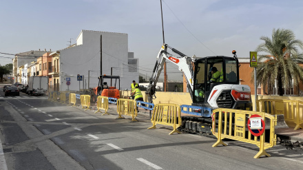 Treballs de plantació d’arbratge i millora del drenatge a l’avinguda de València, dins del projecte de renovació paisatgística i ambiental del vial