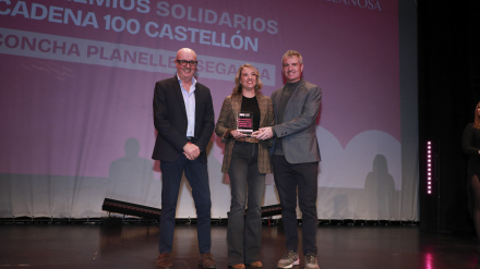 Los nietos de Concha Planelles recibieron el galardón de manos de José Pascual Pesudo de Porcelanosa Grupo.