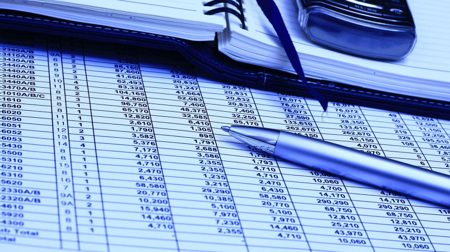 Una factura sobre la mesa con un bolígrafo