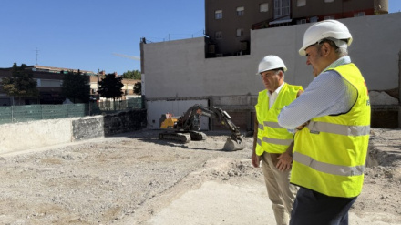 El alcalde visita las obras del nuevo supermercado