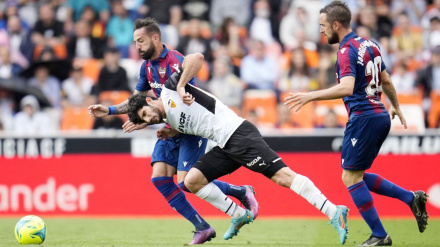 Morales, en un partido en Mestalla