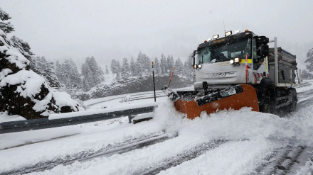 Un camión quitanieves despeja la NA-137 en el puerto de Belagoa.