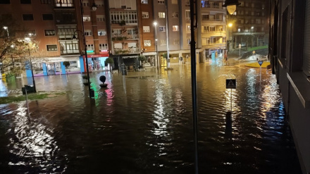 Una calle de Avilés inundada