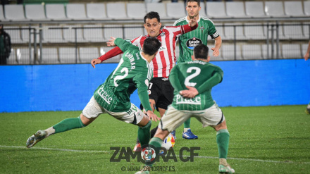 Carbonell, del Zamora CF, en el duelo ante el Racing de Ferrol