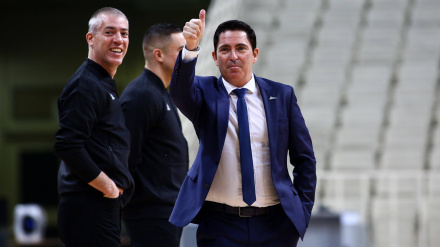 Basketball Euroleague Saison 2020-2021 Olympiahalle OAKA Athen, 07.01.2021 Panathinaikos Athen - Zenit St. Petersburg 77:89 Zenit Headcoach Xavi Pascual R zeigt mit dem Daumen nach oben Panathinaikos Athen - Zenit St. Petersburg *** Basketball Euroleague Season 2020 2021 Olympic Hall OAKA Athens, 07 01 2021 Panathinaikos Athens Zenit St Petersburg 77 89 Zenit head coach Xavi Pascual R gives thumbs up Panathinaikos Athens Zenit St Petersburg PUBLICATIONxNOTxINxGRE ANE5218287