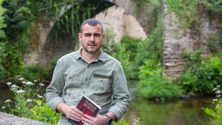 Xosé María Ferro Formoso con su primera novela