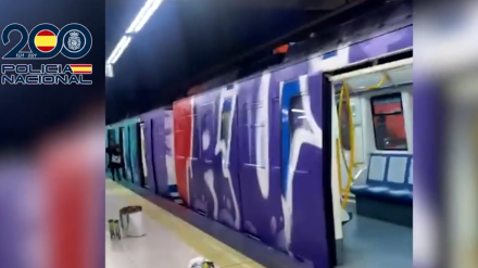 Grafiteros pintan varios vagones del metro