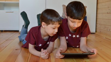 Niños jugando con la tablet