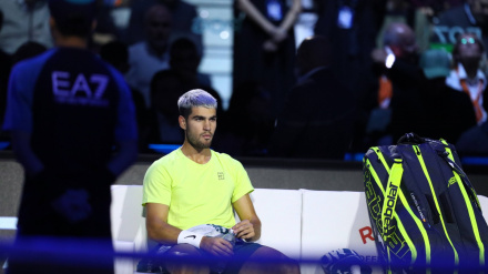Carlos Alcaraz pensativo durante la final de las ATP Finals