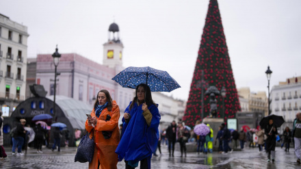 Personas pasean este sábado por la Puerta del Sol en Madrid.
