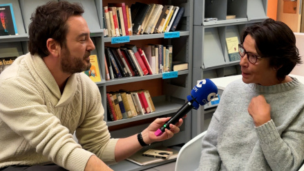 Jorge Bustos charla con Pilar. Vive en el centro de acogida San Isidro (Madrid)