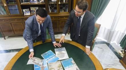 Javier A. García, presidente de la Diputación y Fernando Giménez, vicepresidente.   ALMERÍA, 18 (EUROPA PRESS)    La Guardia Civil ha detenido al presidente de la Diputación Provincial de Almería, Javier Aureliano García, así como al vicepresidente de la institución, Fernando Giménez, y al alcalde de Fines, Rodrigo Sánchez (PP), por su presuntas contrataciones irregulares en el marco de la investigación judicial del caso 'Mascarillas'.   Fuentes de la investigación han confirmado a Europa Press los arrestos que se han producido por parte de los agentes de la Unidad Central Operativa (UCO) bajo la coordinación del Juzgado de Instrucción número 1 de Almería, que instruye las diligencias.   Tanto Gimenéz como Sánchez ya estaban investigados en el marco de la causa que trata de dilucidar si se produjeron 'mordidas' en la contratación de suministro de material sanitario en la fase más aguda de la pandemia por parte de la institución provincial, principalmente mascarillas, aunque también guantes y equipos de protección individual (EPI).REGISTROS EN EL PALACIO PROVINCIAL   Los agentes han accedido al Palacio Provincial a primera hora de este martes, sobre las 8,00 horas, para realizar un registro exhaustivo en despachos de Presidencia y ordenadores conforme al auto judicial emitido por la instructora, María Belén López, toda vez que ha solicitado expedientes relacionados con las contrataciones. Además se prevén registros en domicilios particulares a lo largo del día.   La trama busca esclarecer el posible cobro de comisiones ilegales mediante la adjudicación de un contrato de material sanitario por valor de 2.036.186,24 euros mediante un procedimiento de urgencia realizado en abril de 2020, ya que el coste del mismo hecho efectivo al proveedor no alcanzó el millón de euros y se observan indicios de posibles 'mordidas'.   En el marco de la investigación judicial, el PSOE solicitó el pasado me