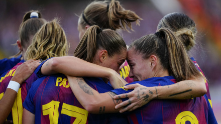 Las jugadoras del Barcelona F celebran el gol marcado por su compañeras, Ewa Pajor ante el Real Madrid F, durante el partido de la jornada 11 de la Liga F entre el Barcelona F y el Real Madrid F, este sábado en el Estadi Olímpic Lluís Companys en Barcelona.-EFE/ Alejandro García
