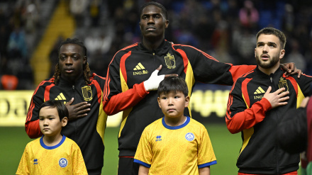 Amadou Onana, antes de comenzar el encuentro en Kazajistán