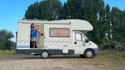 Antonio, a sus 39 años, vive en una caravana en Madrid