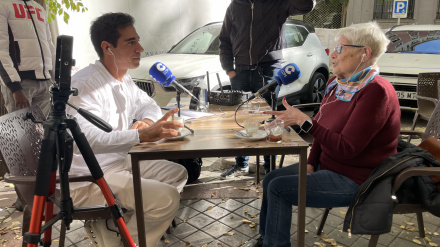 Alberto Herrera con Tomasa, mujer de 70 años que comparte piso con tres personas más jóvenes