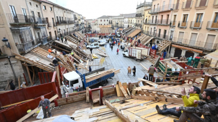 Montaje de los tablaos en la plaza mayor de Ciudad Rodrigo