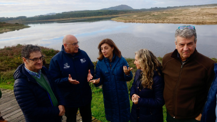 La conselleira, en el centro, durante la visita a la laguna de A Frouxeira