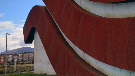 Una imagen de la sede de la ESAPA en el PEPA, con la ciudad de fondo