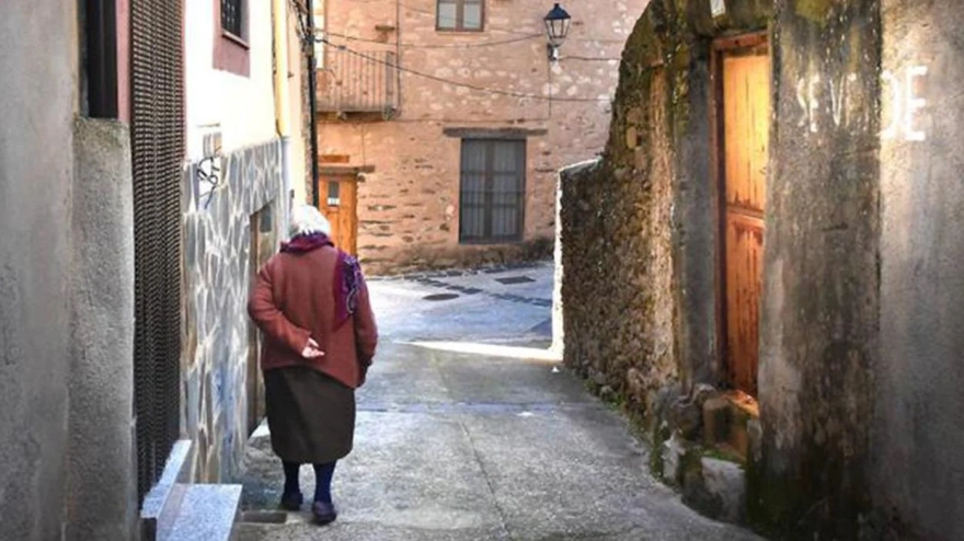 Anciana en las calles de un pueblo