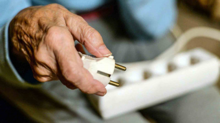 Persona mayor afectada por la pobreza energetica