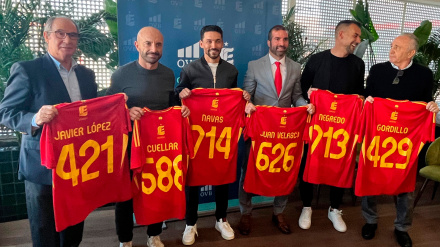 Javier López, Cuéllar, Navas, Juan Velasco, Negredo y Gordillo, con sus dorsales Leyenda de la Selección