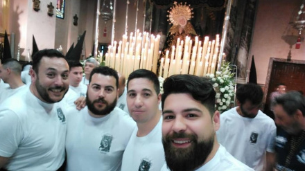 Juan Moreno, a la izquierda de la imagen, también es costalero de la Virgen de la Soledad.