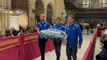 Jugadores del CF Lorca Deportiva, realizando la ofrenda floral a San Clemente