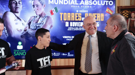 Isa Rivero junto al alcalde de Valladolid durante la presentación de la velada