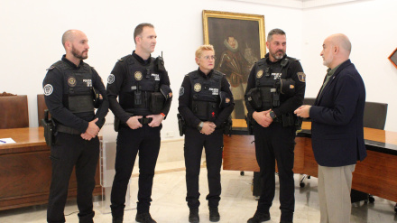 Agents de la nova unitat especialitzada de la Policia Local de Dénia, equipats amb el distintiu de la torre vigia