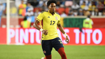 Johan Mojica en un partido con Colombia