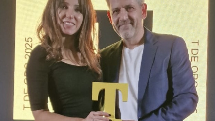 El chef Miguel González recoge el premio en la Galería Veta en el barrio madrileño de Carabanchel acompañado de su mujer, Laura